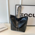 Grande borsa a secchiello nera con borchie e ampia tracolla a motivi geometrici - Nero