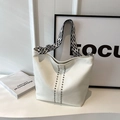 Borsa a secchiello bianca in pelle martellata con borchie e tracolla geometrica - Bianco Sporco