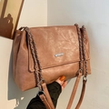 Sac fourre-tout vintage marron en similicuir avec chaîne argentée et plaque métal - Rose