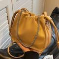 Ingwergelbe Eimer-Tasche aus Leder mit silberner Kette und Litchi-Korn-Textur - Khaki
