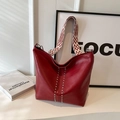 Borsa hobo bordeaux con borchie argentate e tracolla larga a motivi geometrici - Borgogna