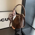 Retro-Braune Eimertasche mit Litschi-Textur und Herz-Seidenschal am Griff-Detail - Braun
