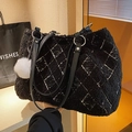 Schwarze Plüsch-Tote-Bag mit weißem Rautenmuster und Schulterriemen aus Lammfellimitat - Schwarz