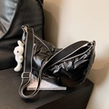 Borsa a tracolla nera trapuntata con tracolla larga e ciondolo a forma di coniglio - Nero