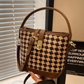 Bruine bucket bag met pied-de-poule patroon, lederen rand en verstelbare schouderriem - Bruin
