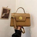 Handtasche in Karamellbraun mit matter Wildleder-Textur und goldener Schnalle - Braun