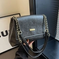 Borsa a spalla in pelle nera opaca con catena dorata e fibbia metallica rettangolare - Nero