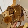 Borsa a secchiello in velluto marrone con trapuntatura e ciondolo a forma di orsetto - con portachiavi / Marrone