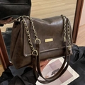 Borsa tote retrò marrone scuro in pelle cerata con catena dorata e finiture metallo - Marrone