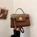 Dunkelbraune Crossbody-Tasche aus Leder mit Wildledernaht und goldenem Drehverschluss - Braun