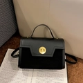 Schwarze Handtasche mit mattem Leder-Spleißing und goldenem Drehverschluss für Damen - Schwarz