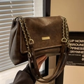 Borsa tote retrò marrone scuro con placca dorata e tracolla in pelle a catena - Marrone
