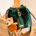 Borsa a secchiello in velluto verde scuro con motivo trapuntato e orsetto marrone - con portachiavi / Verde