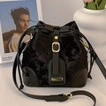 Elegante borsa a secchiello in velluto nero con trapuntatura e fibbia a ferro di cavallo - Senza Ciondolo / Nero