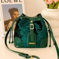 Sac seau en velours vert foncé avec motif losange matelassé et détails en métal doré - Sans Pendentif / Vert
