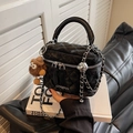 Borsa trapuntata nera con tracolla a catena e portachiavi in peluche per donna - Nero
