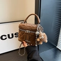 Mini borsa a scatola trapuntata marrone scuro con catena e ciondolo a bambolina - Marrone