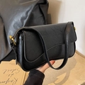 Borsa sottobraccio retrò nera con trama in pelle plissettata e dettagli dorati - Nero