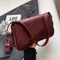 Borsa a tracolla vintage rosso vino scuro in pelle PU con eleganti dettagli dorati - Rosso