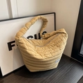 Stijlvolle gewatteerde beige nylon schoudertas met gerimpelde band en ritssluiting - Khaki