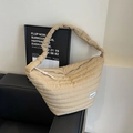Beige gewatteerde nylon schoudertas met geplooide band en minimalistisch merklabel - Broken Wit