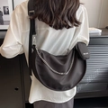 Zwarte halvemaanvormige crossbodytas met zilveren ketting en afneembare portemonnee - Zwart