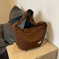 Donkerbruine gewatteerde nylon hobo tas met halve maan vorm en zachte schouderband - Bruin