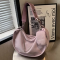 Lila nylon halve maan tas met zilveren ketting en mini tasje op een tafel - Paars