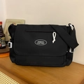 Bolso mensajero de nailon negro con solapa y hebillas blancas en contraste para diario - Negro sin Colgante