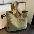 Große armeegrüne Canvas-Tragetasche mit braunen Trägern und geräumiger Fronttasche für Damen - Grün
