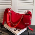 Rode nylon crossbodytas in halvemaanvorm met metalen ketting en afneembare portemonnee - Rood