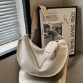 Off-white halve maan nylon crossbodytas met brede riem, zilveren ketting en mini-zakje - Off-wit