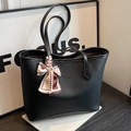 Borsa tote nera in pelle martellata con foulard di seta geometrico sul manico - Nero