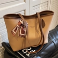 Borsa tote in pelle marrone con texture litchi e sciarpa di seta decorativa - Cachi