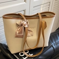 Borsa tote beige in finta pelle con finiture marroni e dettaglio foulard floreale - Bianco Sporco