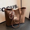 Borsa tote in pelle marrone scuro con trama a litchi e sciarpa di seta sui manici - Marrone
