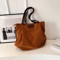 Borsa tote in velluto a coste caramello con manici in pelle e patch Mountain Line - Marrone
