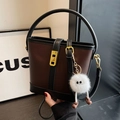 Borsa a secchiello bicolore marrone e nera con chiusura dorata e charm peluche - Con Ciondolo / Marrone