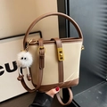 Borsa a secchiello bicolore beige e marrone con fibbia dorata e ciondolo in peluche - Con Ciondolo / Cachi Chiaro
