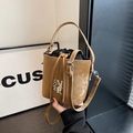 Bolso bombonera vintage amarillo oscuro con cordón y logo NR en acabado metálico - Caqui