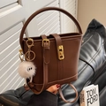 Borsa a secchiello marrone in similpelle con fibbia dorata e ciondolo a pompon morbido - Senza Ciondolo / Marrone