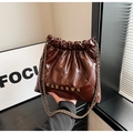 Détail du sac à chaîne en cuir matelassé marron foncé avec logo et fermeture à cordon - Marron