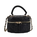 Mini borsa vanity nera trapuntata con tracolla a catena dorata e manico su fondo bianco - Nero
