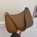 Sac sous le bras demi-lune marron en cuir synthétique lisse avec boucle argentée - Marron
