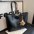 Bolso tote de cuero negro con costuras de contraste blancas y colgante de felpa - Negro con colgante