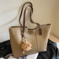 Bolso tote caqui con costuras en contraste y colgante de monstruo de peluche - Caqui con Colgante