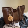 Bolso tote de cuero marrón con pespuntes blancos y un lindo colgante de peluche - Café con Colgante