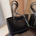 Grand sac cabas noir classique avec surpiqûres blanches et longues bandoulières - Noir
