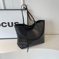 Grand sac cabas noir avec texture froissée et fines bandoulières en cuir élégantes - Noir