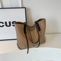Sac tote en cuir kaki avec anses marron foncé et texture froissée vintage au quotidien - Kaki